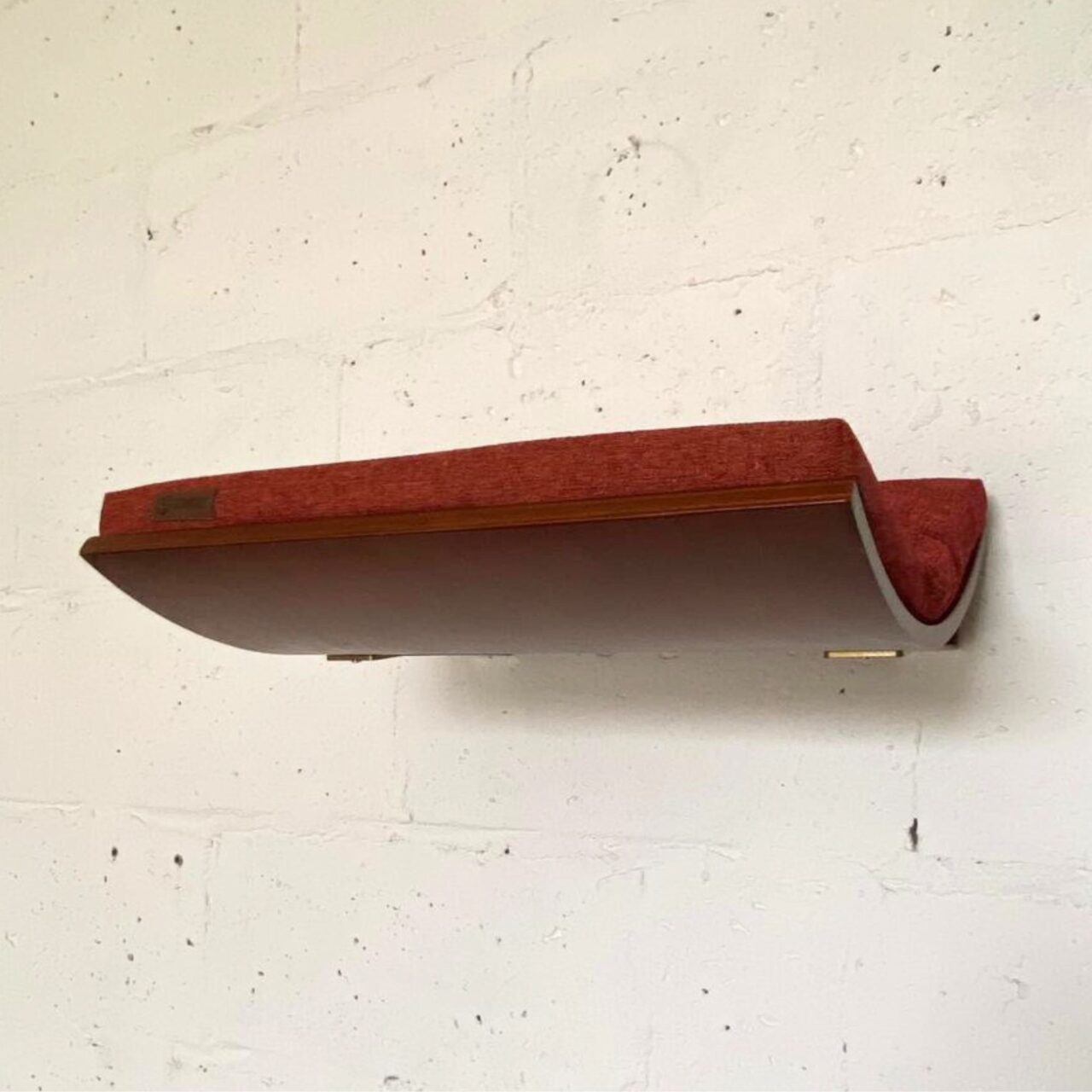 CHILL Cat Shelf – Walnut / Elegant Red / Gold Brackets