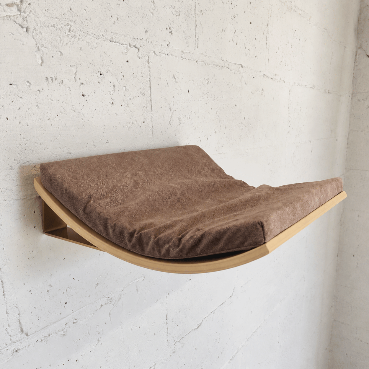Chill Cat Shelf – Maple / Smooth Light Brown / Gold Brackets